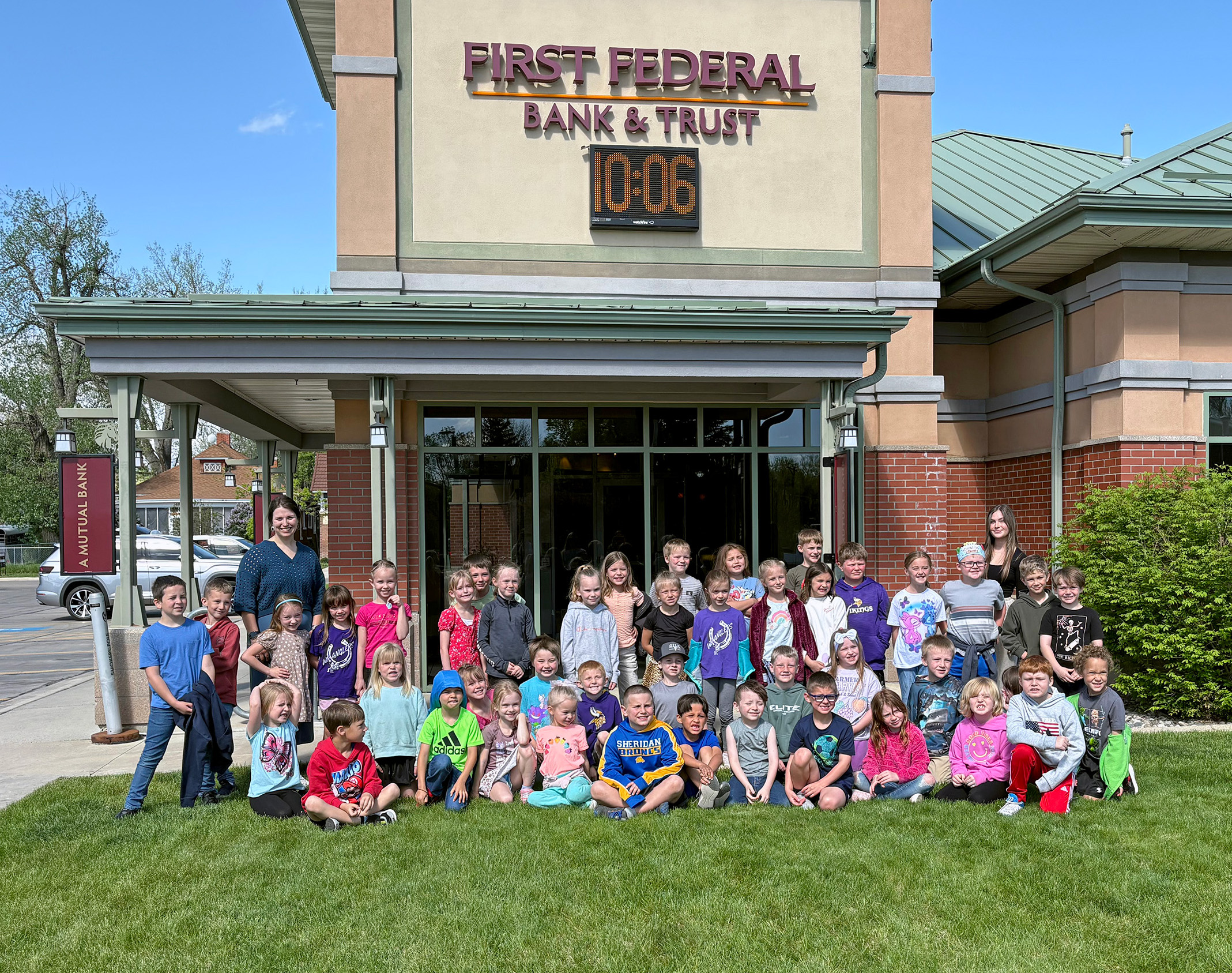 Group of elementary students and First Federal employees in front of the bank.